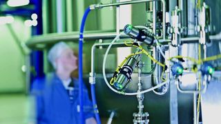 Mit der feldtauglichen Integration von Automatisierungsfunktionen in den pneumatischen Antrieb von Prozessarmaturen werden die Vorteile einer dezentralen Automatisierung als Alternative zu Schaltschranklösungen für viele Anwender nutzbar.  (Bild: Bürkert)