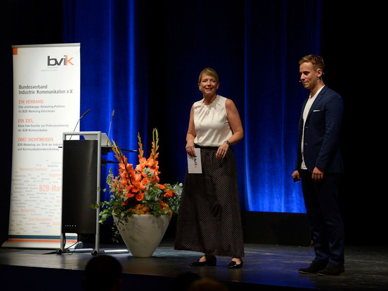 Die Nachmitags-Session startete dann direkt mit einem echten Highlight. Christoph Burkhardt, Wirtschaftspsychologe und Experte für Innovation & Kreativität, der im Silicon Valley lebt, als Partner des Beratungsunternehmens Plot Inc. Innovationsstrategien zu Unternehmen weltweit bringt, begeisterte das Publikum mit seiner Keynote „Innovation Megatrends. Disruptive Technologien, neue Märkte, globales Chaos und was all das für Sie bedeutet“. (bvik / setphoto Thomas R. Schumann)