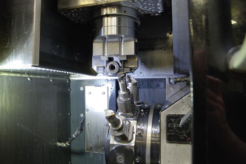 Das Zwei-Backen-Kraftspannfutter in der Drehmaschine spannt Werkstücke auch über Vorsprünge hinweg mit hohen Spannkräften. (Bild: Röhm)