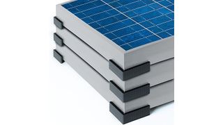 Dank der Stablefix-Modulstapelecken sitzen die Solarmodule bei Transport und Lagerung fest aufeinander. Bild: Evers (Archiv: Vogel Business Media)