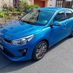 1. Der gelungene erste Eindruck: Schon im Jahr 2021 hat der Kia Rio eine optische Auffrischung erfahren. Äußerlich betreffen die wichtigsten Neuerungen das Front-Design. So wurden die Luftöffnungen der unteren Frontschürze plastischer herausgearbeitet und die Nebelleuchten neu gefasst. Dazu gibt es auf Wunsch LED-Scheinwerfer. In der GT-Line kommt der Rio sehr sportlich daher.  (Bild:  Otto/Vogel Communications Group)