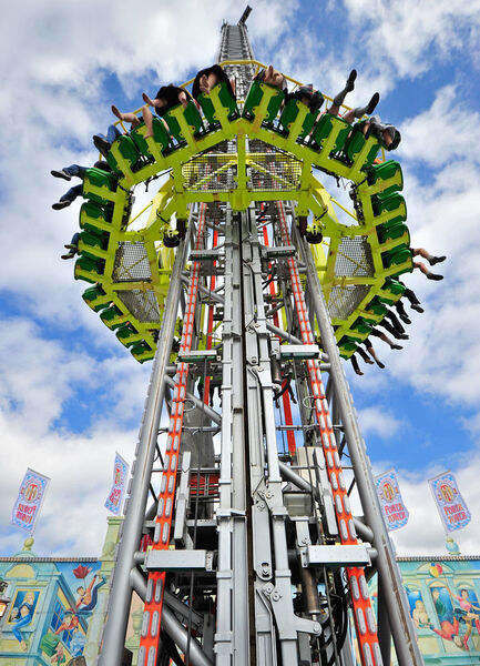 Im Freifallturm Power Tower stürzen die Fahrgäste seit 2002 in weniger als fünf Sekunden aus 66 Metern nach unten. Zwei 450-kW-Siemens-Motoren (jeweils 612 PS) sorgen dafür, dass die bis zu 13 Tonnen schwere Gondel mit maximal 32 Passagieren schnell und vor allem sicher auf- und absteigen kann. Traditionell sorgt Siemens mit Antriebs- und Steuerungstechnik für den richtigen Schwung in den Fahrgeschäften. (Bild: www.siemens.com/presse)