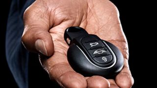 Schlüsseltausch: Für den Autoverkauf spielt die Inzahlungnahme eine große Rolle. (Mini)