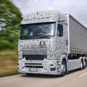 Der Lkw wird als Sattelzugmaschine und als Pritschenfahrgestellvariante erprobt.(Bild:  Daimler Truck AG)