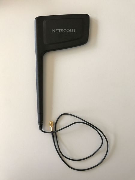 Die externe Richtantenne kann am AirCheck eingeklickt oder zur besseren Ortung in der Hand gehalten werden. (VIT (Donner))