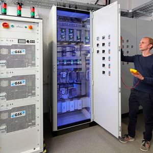 Arbeiten am zentralen Verteilerschrank des DC-Testnetzes am Fraunhofer IISB.(Bild:  Fraunhofer IISB/Kurt Fuchs)