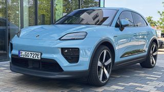 Der Porsche Macan in der neuen Generation als E-Fahrzeug hat manches Nutzwert-Feature zu bieten. (Bild: Achter – VCG)