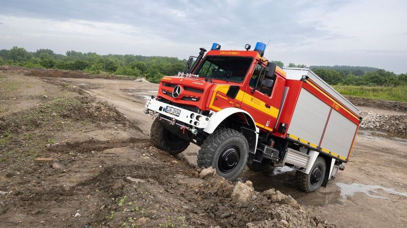 Im Frühjahr 2000 wurden das Unimog-Programm grundlegend überarbeitet und alle bisherigen Fahrzeuge mit Ausnahme der schweren Baureihe von der neuen Geräteträger-Baureihe 405 abgelöst. Optisch unterscheidet sich die Baureihe 405 von den bisherigen Fahrzeugen durch eine komplett neue Kabine. Es werden die Modelle U 300, U 400 und U 500 angeboten. Daimler hat diese Baureihe als kommunalen Geräteträger konzipiert. Zwei Jahre nach dessen Einführung zog die Unimog-Produktion nach über 320.000 produzierten Einheiten von Gaggenau nach Wörth am Rhein um. (Bild: Daimler Truck)