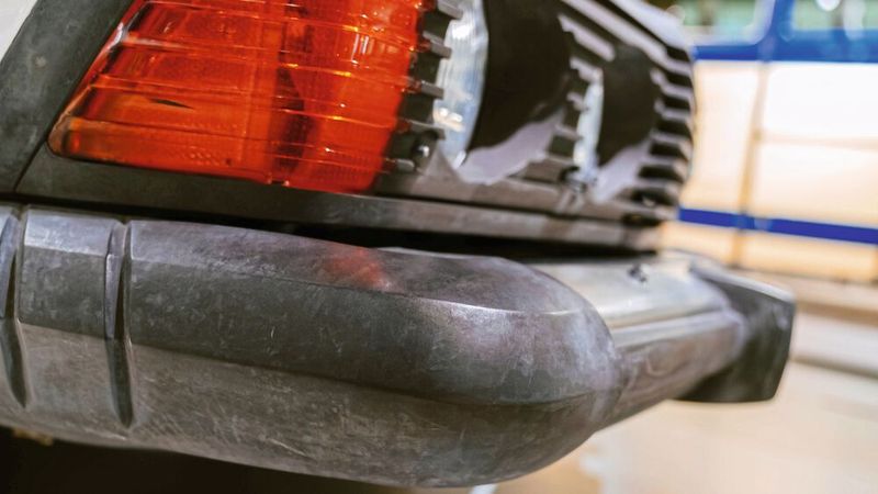 ESF-Fahrzeuge wurden Testes unterzogen, bei denen sie einen Front- und Heckaufprall auf eine starre Barriere mit 80 km/h sowie einen Seitenaufprall auf einen Mast mit 20 km/h bestehen mussten. (Bild:  Mercedes-Benz )