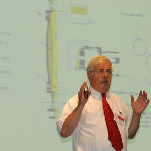 Praxiserfahrung pur: Dr. Friedrich-Wilhelm Hennecke, ehemaliger Leiter des Pumpenzentrums der BASF, weiß genau, wo den Anwender der Schuh drückt und führt durch das Seminar. 