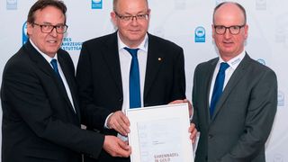 Ausgezeichnet mit der Goldenen Ehrennadel der Kfz-Innung: (v.li.) Obermeister Torsten Treiber, Thomas Höfle  und Geschäftsführer Christian Reher. (Bild: Kfz-Innung/Weis)