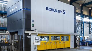 Genauer und effizienter: Statt auf hydraulischen fertigt der Schweizer Hausgerätehersteller V-ZUG AG künftig seine Blechteile auf einer servohydraulischen Presse Twin-Servo von Schuler. (Schuler AG)
