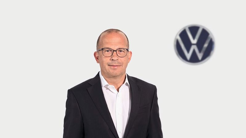 Volkswagen verfolgt auch mit dem Verkauf von E-Autos im Händlermodell das Ziel niedrigerer Vertriebskosten, wie Deutschland-Chef Achim Schaible sagt.(Bild:  Volkswagen AG)