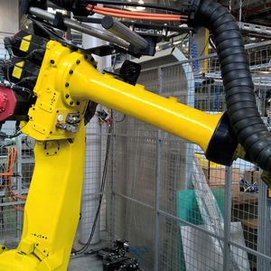 Igus unterscheidet zwischen Energiekettenleitung und Leitungen für den dreidimensionalen Bereich, also für die Torsion. Eine Roboterleitung ist also eine Leitung, die in der dreidimensionalen Welt bewegt wird. Eine Energiekettenleitung dagegen bewegt sich linear.