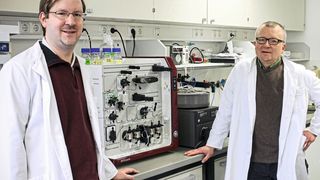 Abb. 1: Forschen an einem „Nano-Baukasten“ der besonderen Art: (v.l.n.r) Dr. Frank Mickoleit und Prof. Dr. Dirk Schüler von der Universität Bayreuth. (	dpo)