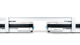 Gekoppelt können mehrere fahrerlose Transportfahrzeuge (FTF) von Stäubli selbst sperrige oder besonders großformatige Produkte auf einmal transportieren. (Stäubli WFT)