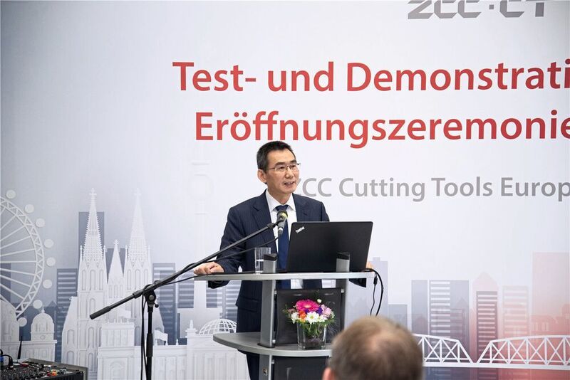 Quanliang Zhao, Geschäftsführer von ZCC Cutting Tools Europe, bei seiner Einweihungsrede im neuen Test- und Demonstrationszentrum: „Hier können wir Kundenwünsche nun noch schneller und gezielter erfüllen. Damit habe ich mein Versprechen von 2015 erfüllt, und unser Engagement im Sinne unserer deutschen Kunden und Partner verstärkt.“ (ZCC-CT)