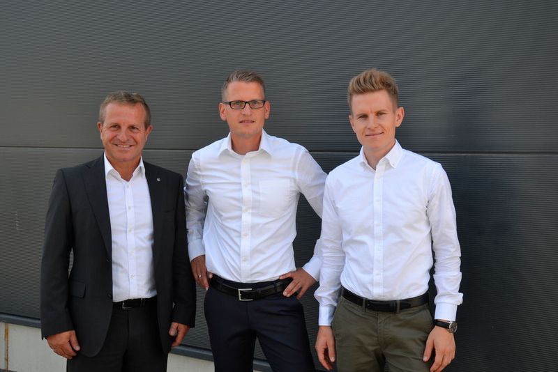 Thomas Peckruhn (Geschäftsführer),  Sebastian Peckruhn (Finanzen) und Christoph Peckruhn (Leiter Vertrieb) freuen sich auf die baldige Eröffnung ihres Skoda-Autohauses in Leipzig. (Bild: Michel / »kfz-betrieb«)