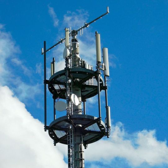 Nicht schön, aber essenziell: ein Mobilfunkmast. Bisher kommt hier fast ausschließlich proprietäre Technik zum Einsatz. Die offene Open-RAN-Alliance will das ändern. Nicht schön, aber essenziell: ein Mobilfunkmast. Bisher kommt hier fast ausschließlich proprietäre Technik zum Einsatz. Die offene Open-RAN-Alliance will das ändern.