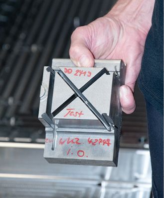 Mit diesem Testwerkstück in Form eines Rippensegments sind so lange Versuche gefahren worden, bis eine Bearbeitungszeit von fünf Stunden erreicht wurde. Denn erst wenn das Segment auf Endmaß gefräst ist, sollte auf ein Schwesterwerkzeug gewechselt werden.(Bild:  Siebenwurst)