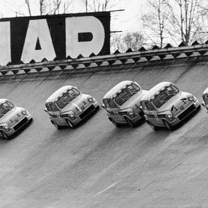 Der kleine Fiat 600 lieferte ab 1955 die Basis für Carlo Abarths PS-Zauberei: Der 23-PS-Winzling erstarkte als Berlina Corsa auf bis zu 100 PS. Abarths erste Version des Seicento beinhaltete einen, mit dem sich die Leistung des 633-ccm-Motors verdoppeln ließ: von 21,5 auf 41,5 PS. Die Höchstgeschwindigkeit von 95 km/h des Serien-600ers übertraf seine Version mit 130 km/h deutlich. Anfang 1961 wurde der 850 TC (Turismo Competizione) vorgestellt. 1962 folgte eine 1.000-ccm-Version, erhältlich als Straßen- oder Rennwagen.(Bild:  Abarth_Stellantis)