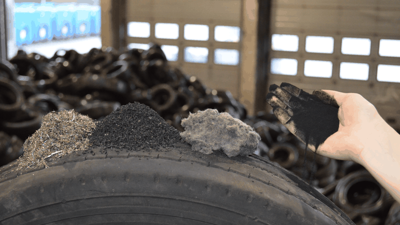 Aus abgefahrenen Reifen entstehen Sekundärrohstoffe, die direkt in kommunaler Infrastruktur Verwendung finden könnten: von gummimodifiziertem Asphalt über Schallschutzlösungen bis zu Bauelementen.(Bild:  Genan)