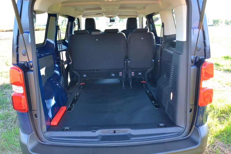 Im Proace Combi lassen sich die Sitze herausnehmen, um mehr Platz für de Ladung zu schaffen. (Mauritz)