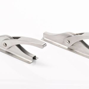 2. Preis – Tortreibriegel "DENI Plano"
Links Original: Niederhoff & Dellenbusch GmbH & Co. KG, Heiligenhaus, Deutschland
Rechts Plagiat: Steinbach & Vollmann GmbH & Co. KG, Heiligenhaus, Deutschland