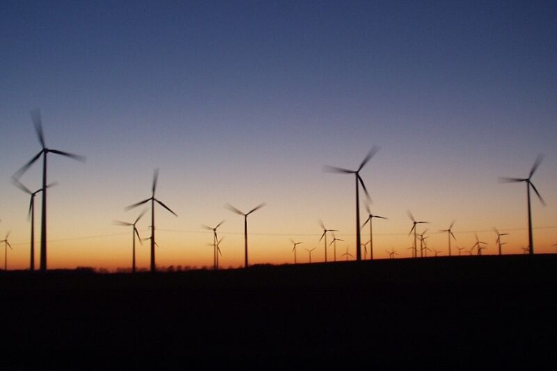 Diesen Anblick kennt in Deutschland jeder, besonders auf dem platten Land: Windkraftanlagen erzeugen den Wind, den sie zu Strom machen nicht selbst. (Foto: commons.wikimedia.org/Philipp Hertzog (CC BY-Sa 3.0))