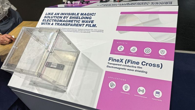 Unsichtbares Schild: Die transparente Leitfolie Finex blockiert zuverlässig elektromagnetische Wellen und schützt empfindliche Geräte, ohne dabei die Durchsicht zu behindern.(Bild:  mc/VCG)