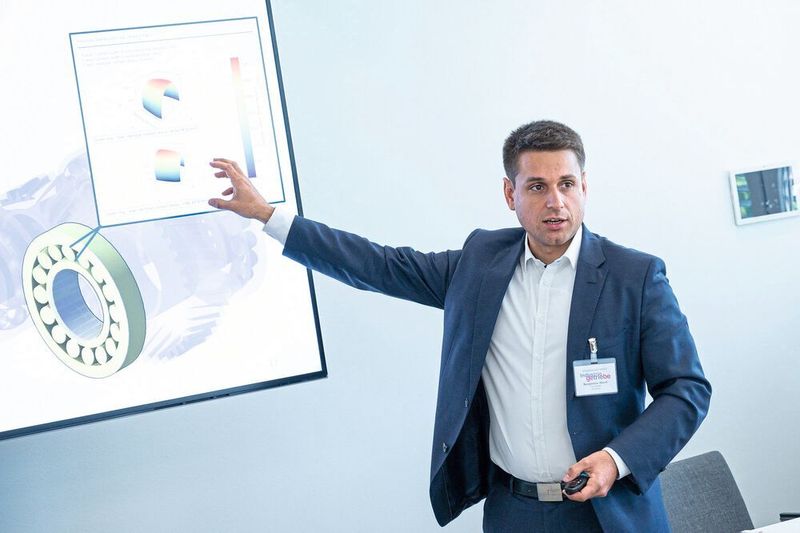 Benjamin Abert von der FVA GmbH zeigte anhand der Software des Unternehmens, wie man Verlsute im Getriebe präzise vorhersagen kann. Das Besondere: In die Software des Unternehmens fließt viel Know-how aus Gemeinschaftsforschungsprojekten der Forschungsvereinigung Antriebstechnik e.V., aus der die FVA GmbH entstand. (J. Untch/Vogel Corporate Media)