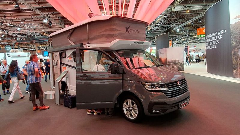 Zunehmend scheinen auch die Grenzen zwischen den Campervans und teilintegrierten Reisemobilen zu verschwimmen: Bestes Beispiel ist das X-Cursion CUV 500 LT in der Sonderedition Pepper. Es basiert auf dem VW T6.   (Bild: Mauritz – VCG)