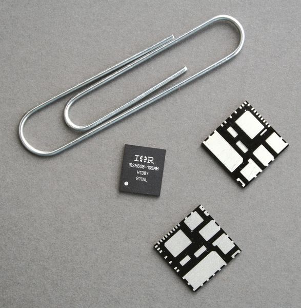 Bild 3: Vergleich der Gehäusemaße von µIPM-Chips (7 mm x 8 mm links und 12 mm x 12 mm rechts). (Bild: IRF)