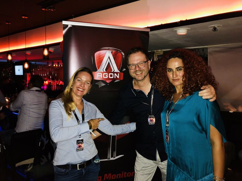 Lutz Hardge, AOC MMD Philips, mit seinen liebsten IT-BUSINESS Mädels, Hannah Lamotte und Besa. (Bild: IT-BUSINESS)