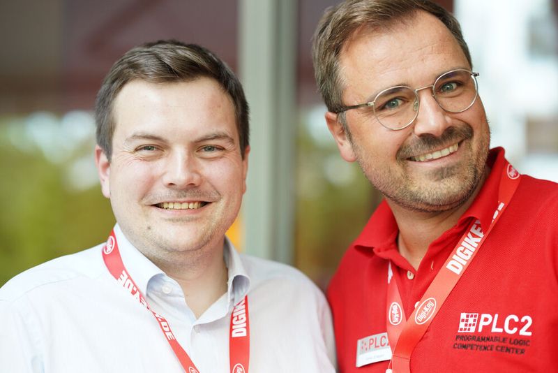 FPGA Conference Europe 2022: Über 70 Sprecher, 100 Vorträge und über 250 Teilnehmer – nach zwei Jahren mit Corona-bedingten Digitalkonferenzen fand die dreitägige FPGA Conference vom 5. bis 7. Juli 2022 endlich wieder als Präsenzveranstaltung statt. Besondere Highlights waren die spannende Keynote von Nick Ni von AMD/Xilinx, die interessante Couchtalk-Expertenrunde, der traditionelle BBQ-Grillabend sowie die vielen glücklichen Gewinner der Verlosungsaktionen.  (Bild: Nadine Stegemann)