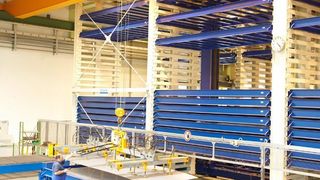 Das Stopacompact-Lager kommt trotz der großen Blechformate mit einer relativ kleinen Fläche aus. Um das Lagervolumen zu vergrößern, hat Stopa das Lager in eine Grube gestellt und dessen Bodenniveau somit tiefer als das der Halle gelegt. Bild: Stopa (Archiv: Vogel Business Media)