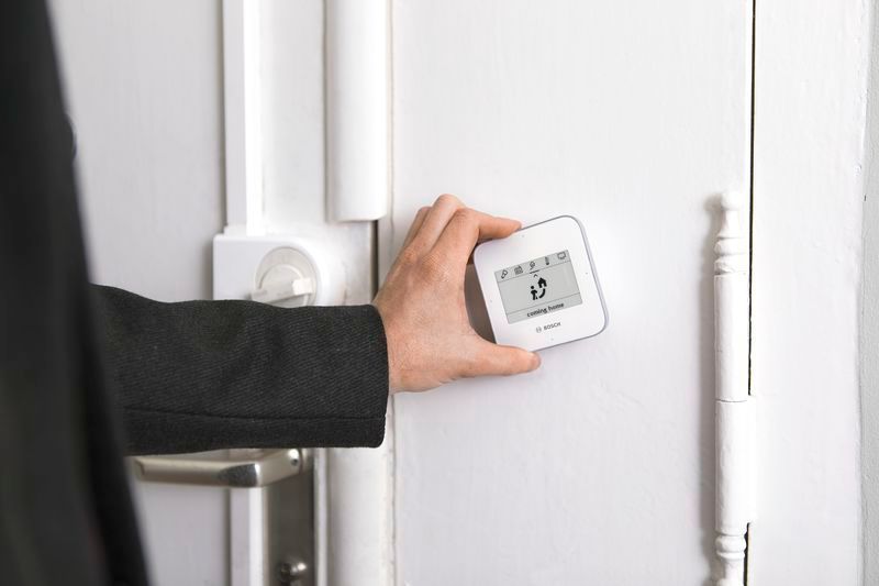Mit der Fernbedienung Twist öffnet Bosch ein neues Kapitel bei der Steuerung von Smart-Home-Systemen. Ob die Lampen im Badezimmer oder die Heizkörper im Schlafzimmer: Alle wichtigen Geräte, Funktionen und Szenarien, die sich über die Bosch Smart Home App steuern lassen, sind auch über Twist steuerbar – nur eben ohne Smartphone. (Bosch)