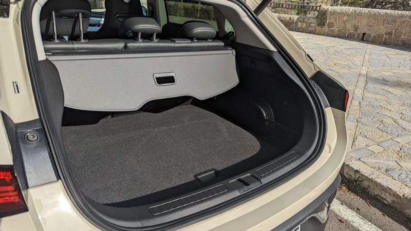 In den Kofferraum passen 370 Liter. Klappt man die Sitze um, dann sind es 1.160 Liter. (Bild: Simon – VCG)