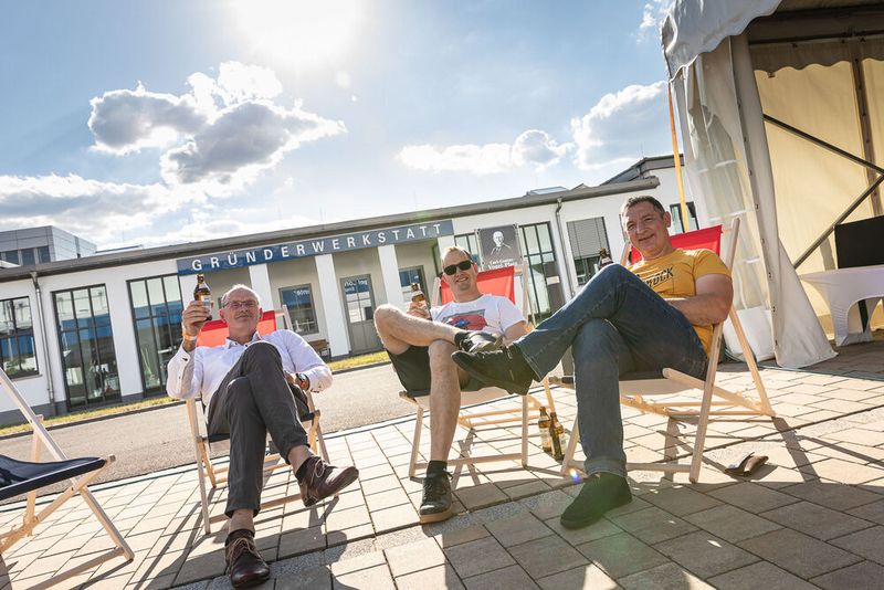 Steckverbinderkongress 2022: Das Get together am 4. Juli 2022 und die Abendveranstaltung am 5. Juli 2022 auf dem Vogel-Campus boten viele Gelegenheiten sich in entspannter Atmosphäre auszutauschen und zu netzwerken. Schon so manches Projekt nahm hier seinen Anfang. (Bild: Elektronikpraxis)