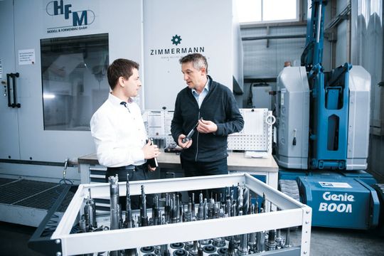 (Externe Beratung bringt bei der Standardisierung von Fertigungsabläufen Erfahrungen von außen ein und verringert die Gefahr, etwas Wichtiges zu übersehen. Bild: Tebis)