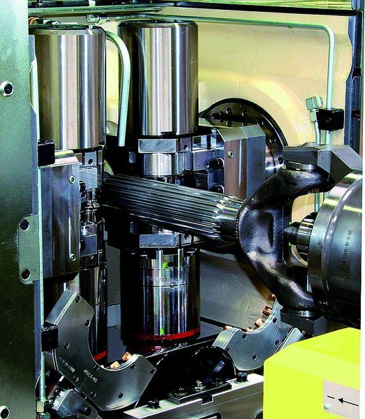 Bild 4: Walzbereich einer C9-Kaltwalzmaschine mit eingespannter Gabelwelle. Bild: Grob (Archiv: Vogel Business Media)