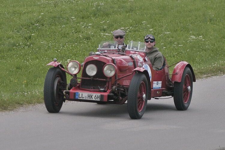 Immer schön mit Brille: Peter Sedlmeier und Martin Fuchs in ihrem Aston Martin 2l Speed Ulster (Baujahr 1937). (Bild: Zietz)