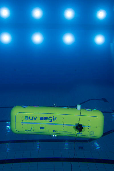 Das autonome U-Boot AUV Aegir absolvierte in einer Schwimmhalle seinen ersten Tauchgang ohne Steuerung von außen.  (Geomar/Lukas Wernicke)
