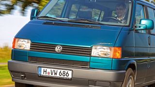 Noch heute ist der Volkswagen T4 täglich auf unseren Straßen zu sehen. Er lief von 1990 bis 2003 vom Band. (Bild: Volkswagen)