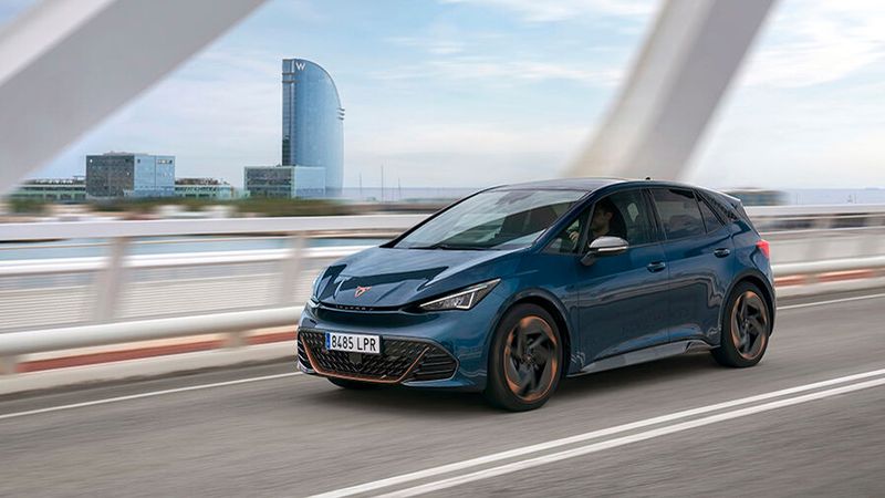 Dafür sorgen schon die LED-Lichter und der große Kühlergrill, den natürlich das kupferfarbene Markenzeichen als Blickfang ziert. (Bild: Seat)