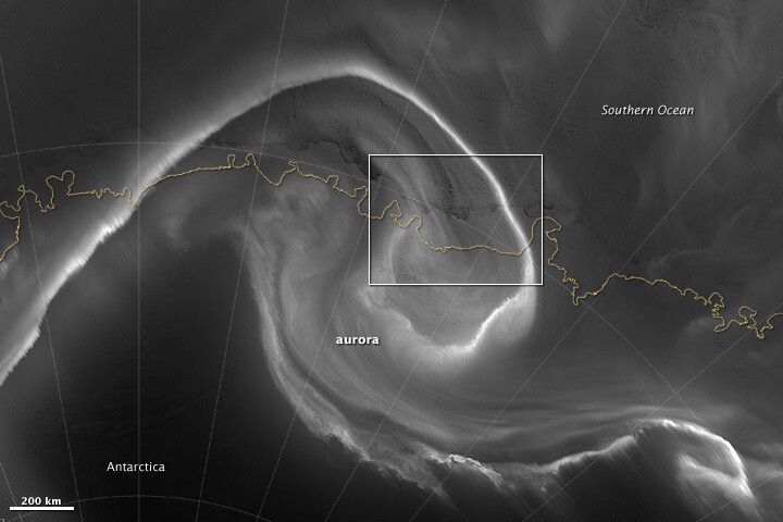 Aufnahme eines riesigen Nordlichtes über der Antarktis (NASA)
