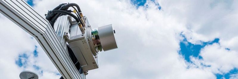 Messfahrzeug mit eingehaustem 3D-Laserscanner(Bild:  Fraunhofer IPM)