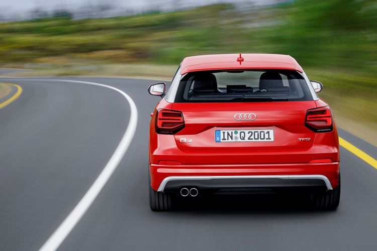 Das Heck betonen ein langer Dachkanten-Spoiler und ein Diffusor in Unterfahrschutz-Optik. (Foto: Audi)