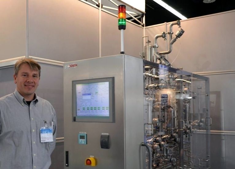 Dr. Volker Kempf, Bosch Pharmatec GmbH, erklärte auf der Powtech die Vorteile des Filtrationssystems zur doppelten Sterilfiltration von Liquida vor der Abfüllung von SVP im Isolator als Teil einer Gesamtlinie. (Bild: M. Henig/PROCESS) (Picture: M. Henig/PROCESS)