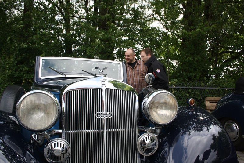 Ihre Auto-Wahl ist auf den HORCH 830 Cabrio gefallen: Sebastian Heilmeier und Thomas Schupke… (Ecom)